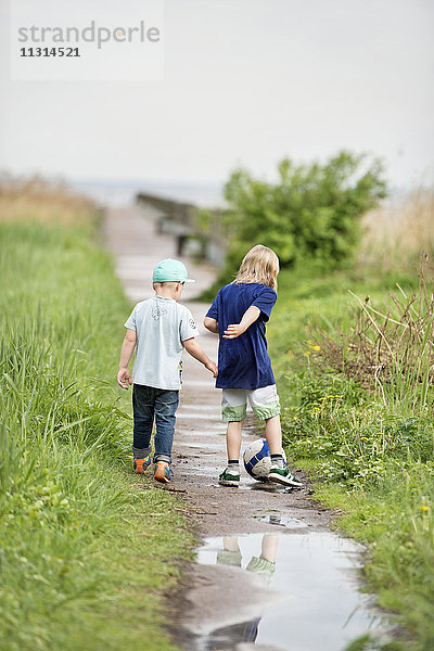 Jungen gehen zusammen