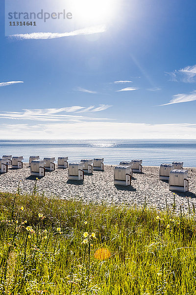 Deutschland  Schleswig-Holstein  Lübecker Bucht  Strandkapuzenstühle am Strand