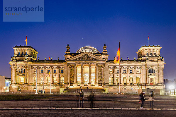 Deutschland  Berlin  Blick auf den beleuchteten Reichstag bei Nacht