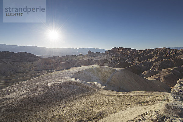 USA  Kalifornien  Death Valley Nationalpark  Mann am Zabriskie Point