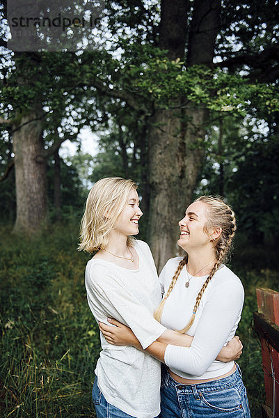 Zwei junge Frauen  die sich umarmen