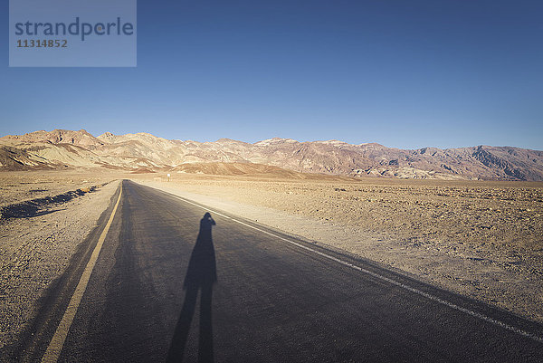 USA  Kalifornien  Death Valley  Artist's Drive mit Frauenschatten bei Sonnenuntergang