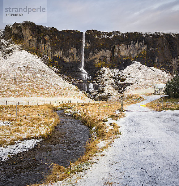 Island  Winterlandschaft mit Wasserfall
