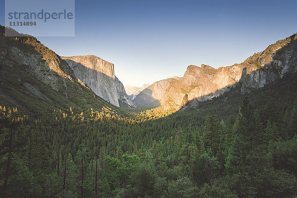 USA  Kalifornien  Yosemite Nationalpark  Tunnel View Point bei Sonnenuntergang