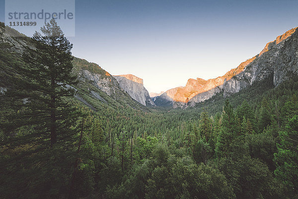 USA  Kalifornien  Yosemite Nationalpark  Tunnel View Point bei Sonnenuntergang