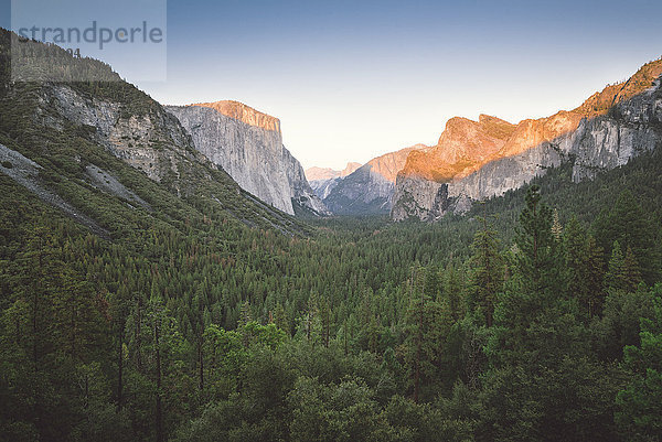 USA  Kalifornien  Yosemite Nationalpark  Tunnel View Point bei Sonnenuntergang