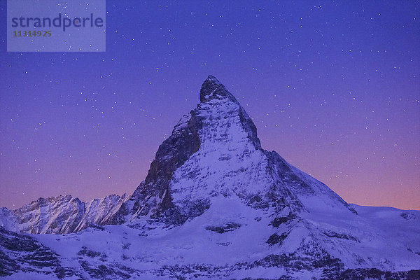 Matterhorn und Sternenhimmel  Zermatt  Wallis  Schweiz