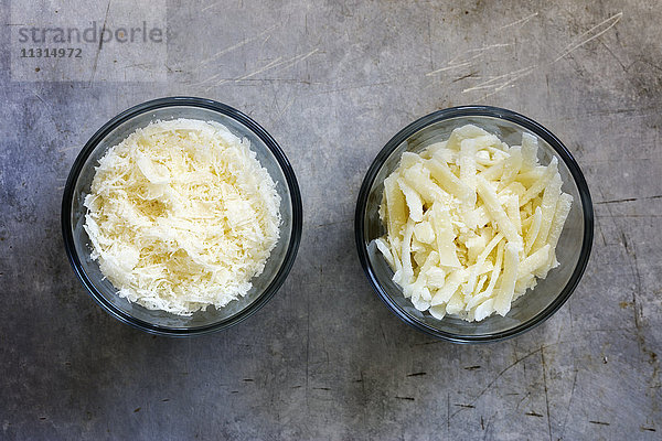 Verschiedene geriebene Parmesane in Glasschalen