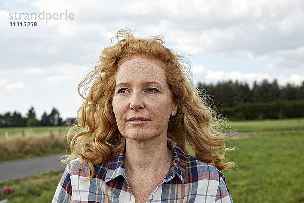 Porträt einer Frau auf dem Lande