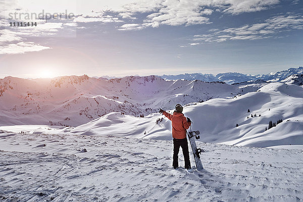 Österreich  Großes Walsertal  Damuls  Snowboarder in den Bergen