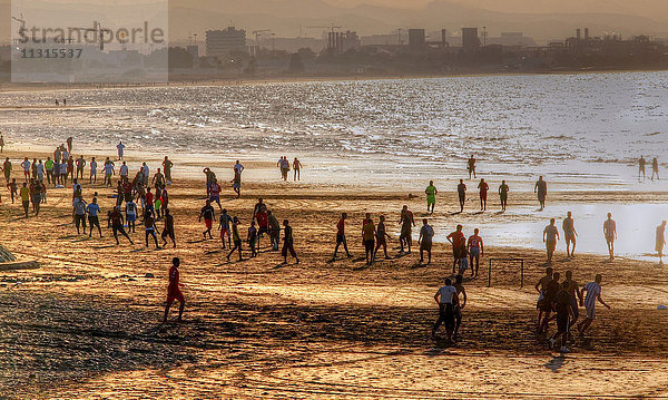 Strand  Meeresufer  von Muscat  Menschen