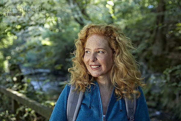 Frau beim Wandern im Wald  Portrait