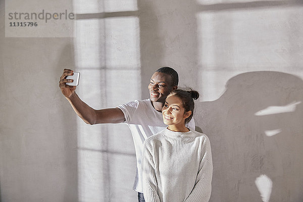 Junges Paar nimmt Selfie mit Handy
