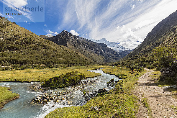 Peru  Anden  Cordillera Blanca  Huascaran Nationalpark  Fluss Quebrada Demanda  Berg Nevado Chacraraju