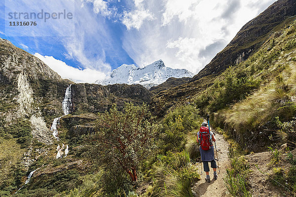 Peru  Anden  Cordillera Blanca  Huascaran Nationalpark  Tourist auf Wanderweg mit Blick auf Nevado Chacraraju