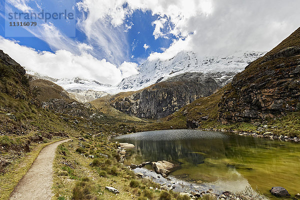 Peru  Anden  Cordillera Blanca  Huascaran Nationalpark  Laguna Pequena und Nevado Chacraraju