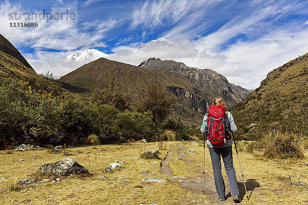 Peru  Anden  Cordillera Blanca  Huascaran Nationalpark  Tourist auf Wanderweg mit Blick auf Nevado Huascaran