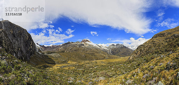 Peru  Anden  Cordillera Blanca  Huascaran Nationalpark  Laguna Pequena  Nevado Yanapaccha und kleine Lagune