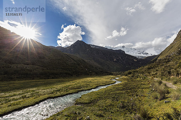 Peru  Anden  Cordillera Blanca  Huascaran Nationalpark  Fluss Quebrada Demanda  Berg Nevado Chacraraju