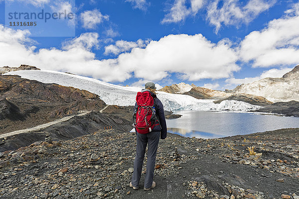 Peru  Anden  Cordillera Blanca  Huascaran Nationalpark  Tourist am Ufer des Pastoruri Gletschersees