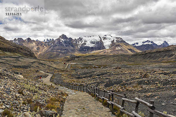 Peru  Anden  Cordillera Blanca  Huascaran Nationalpark  Nevado Mururaju  Wanderweg am Pastoruri Gletscher