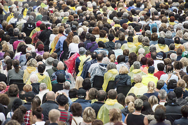 Menschenmenge bei einem Musikkonzert in Locarno  Schweiz  Europa  .