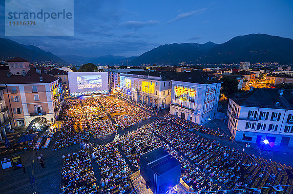 Filmfestival Locarno in der blauen Stunde in der Schweiz.