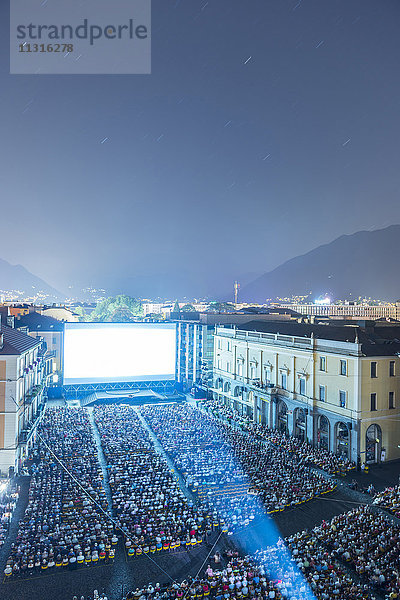Filmfestival Locarno in der blauen Stunde und mit Sternenspuren in der Schweiz.