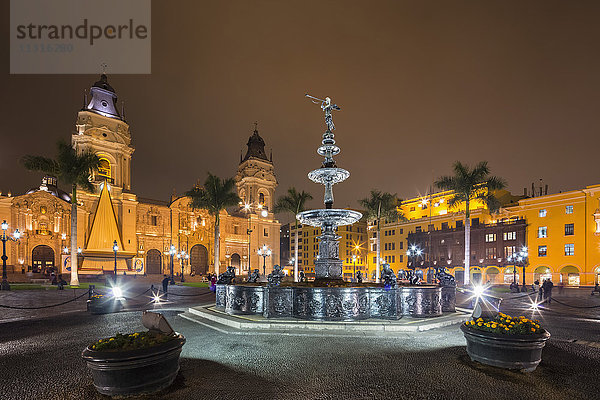 Peru  Lima  Plaza de Armas  Kathedrale von Lima und Brunnen bei Nacht