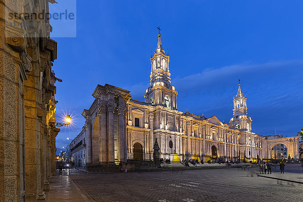 Peru  Arequipa  Plaza de Armas  Kathedrale zur blauen Stunde