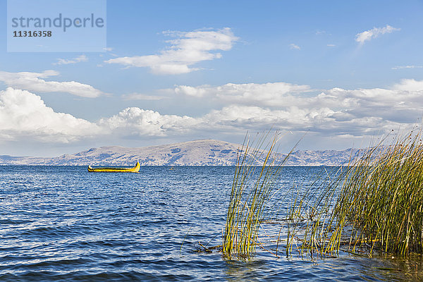 Peru  Titicacasee  Boot der Uros schwimmend im Wasser