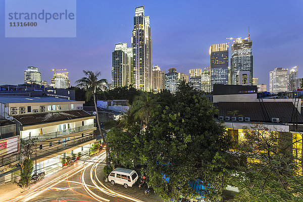 Indonesien  Jakarta  Skyline des Finanzdistrikts bei Nacht