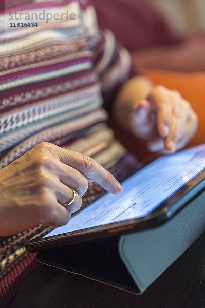 Seniorin mit Tablette zu Hause  Nahaufnahme