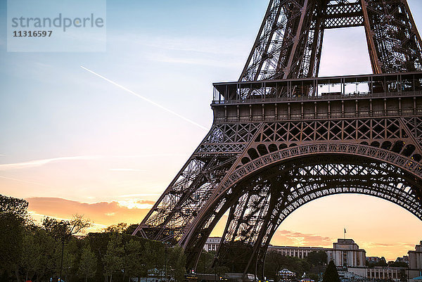 Frankreich  Paris  Teil des Eiffelturms bei Sonnenuntergang mit Trocadero im Hintergrund