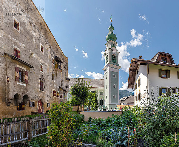 Toblach  Toblach  Italien  Die Herbstenburg und die Kirche Pfarrei Toblach  Toblach  Parocchia di Dobbiaco