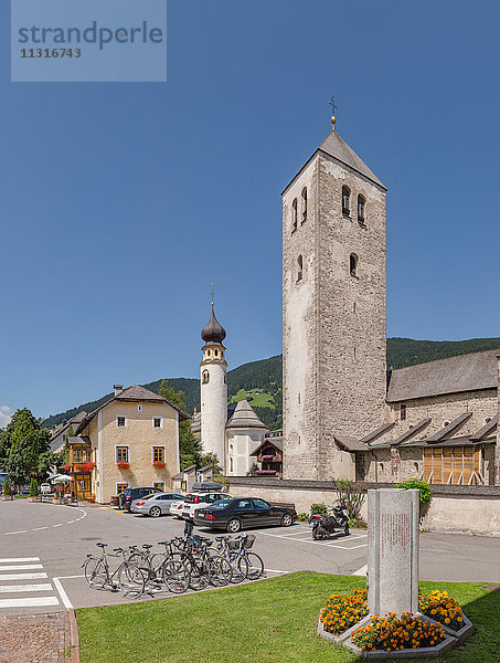 Innichen  San Candido  Italia  Die Stiftkirche und die Kirche St. Michael