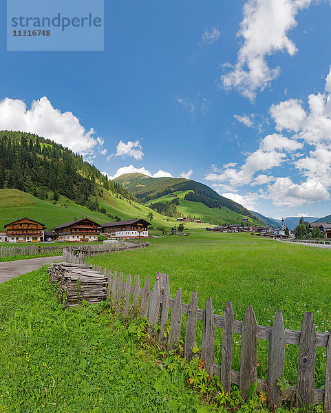 Innervillgraten  Österreich  Bauernhöfe und ein Dorf im Villgratener Tal