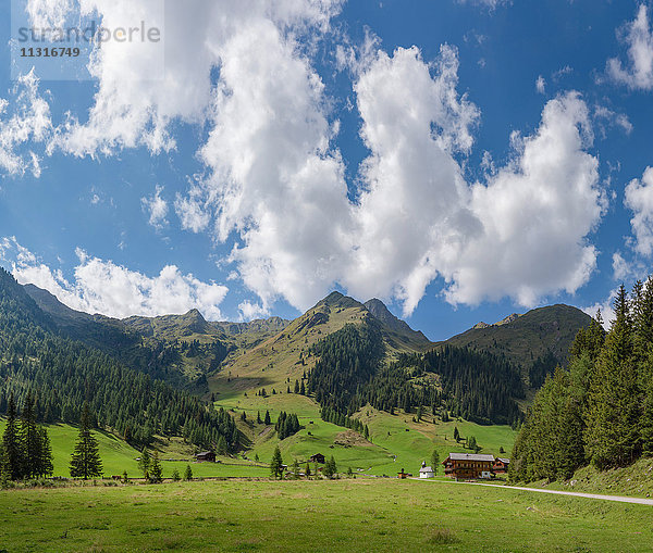 Unterstaller Alm  Österreich  Bauernhaus und eine kleine Kapelle im Villgratener Tal