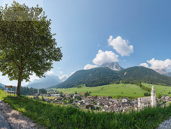 Sexten  Sexten  Italien  Dorf auf einer Almwiese in den Dolomiten