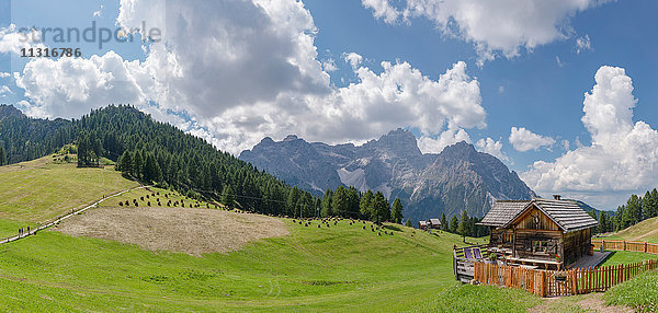 Sexten  Sextner  Italien  Chalet auf den Rotwandwiesen