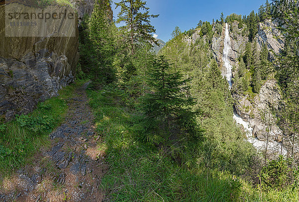 Matrei in Osttirol  Österreich  Die Proseggschlucht mit dem Steiner Wasserfall