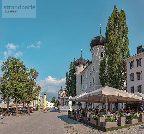 Lienz  Österreich  Straßencafé am Hauptplatz  das Rathaus sieht aus wie ein Schloss