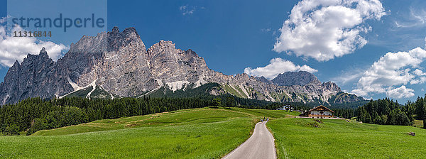 Cortina d'Ampezzo  Italien  Dolomitenberg Pomagagnon  Feld mit einer Hütte