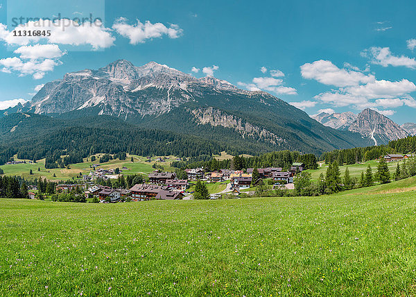 Cortina d'Ampezzo  Italien  Blick auf die Dolomitengruppe Tofane di Dentro