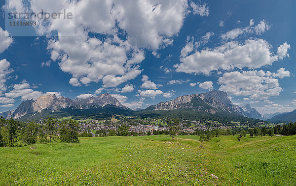 Cortina d'Ampezzo  Italien  Panoramablick auf die Stadt und die Dolomitenberge  Pomagagnon  Croda Marcora