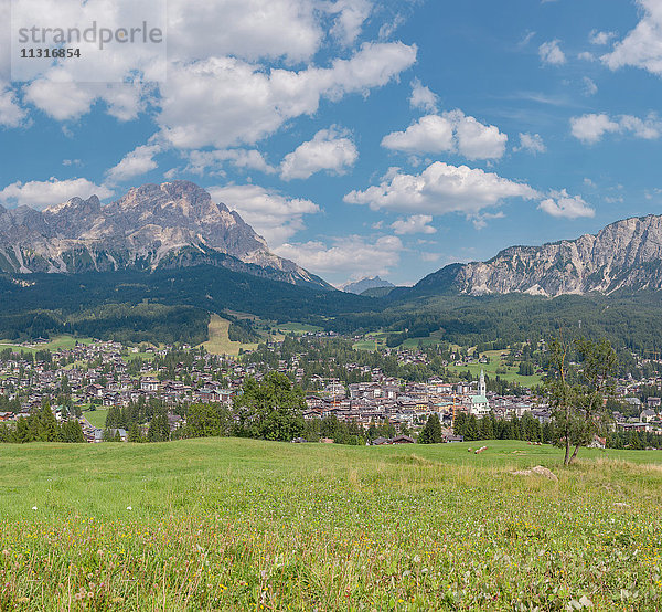 Cortina d'Ampezzo  Italien  Blick auf die Stadt und die Dolomitenberge  Pomagagnon  Croda Marcora