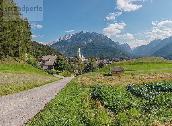 Toblach  Toblach  Italien  Hütte und Kirche  Blick auf den Birkenkofel  Croda dei Baranci