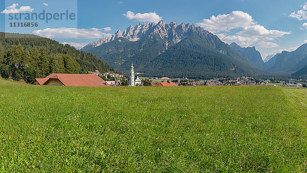 Toblach  Toblach  Italien  Dorf und Kirche  Blick auf den Berg Birkenkofel  Croda dei Baranci