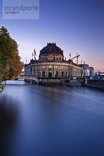 Deutschland  Berlin  Bode-Museum in der Dämmerung