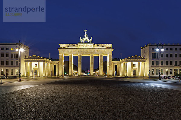 Deutschland  Berlin  Blick auf das beleuchtete Brandenburger Tor bei Nacht